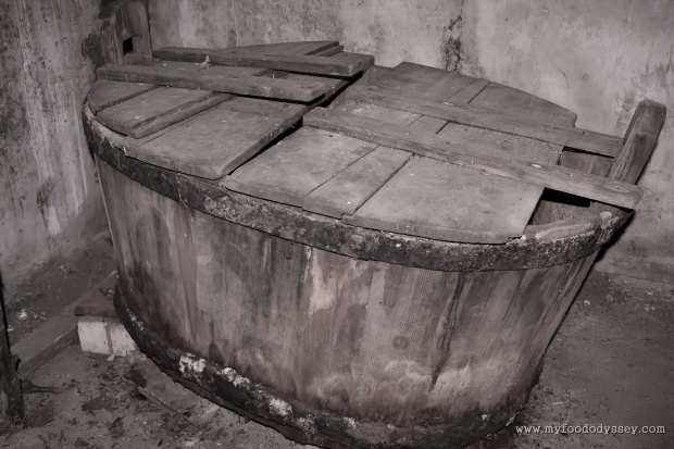 Old Wooden Bathtub | www.myfoododyssey.com